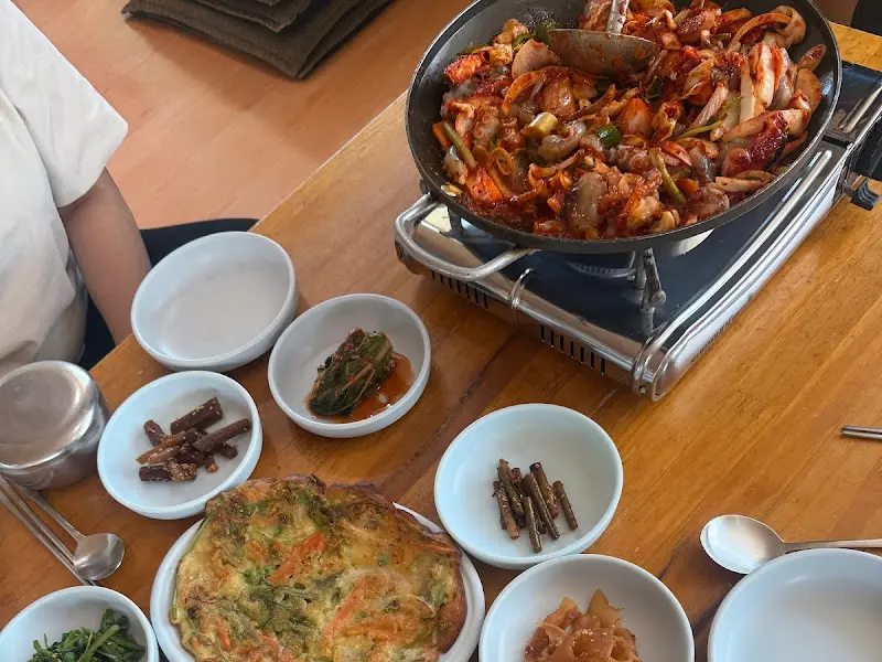 한 상 가득 차려진 음식