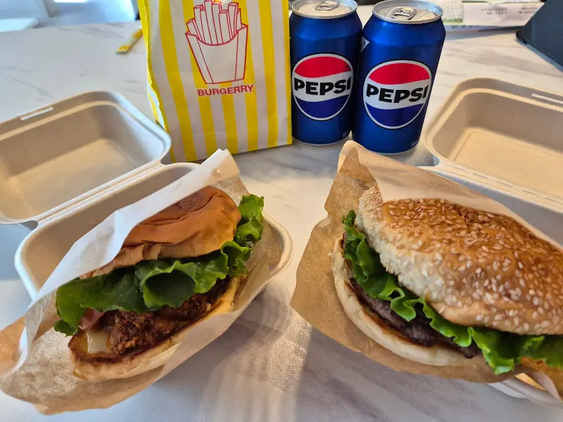 포장된 햄버거와 감자튀김, 음료