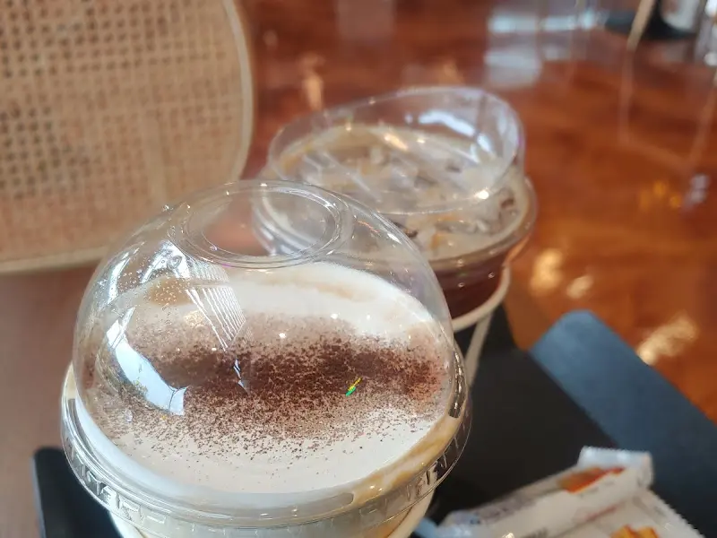 예쁜 컵에 담긴 라떼