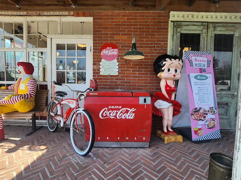 코카콜라 냉장고와 베티붑 인형