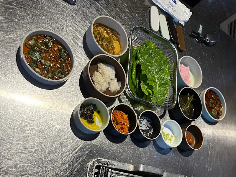 다채로운 밑반찬들이 정갈하게 놓여있는 모습