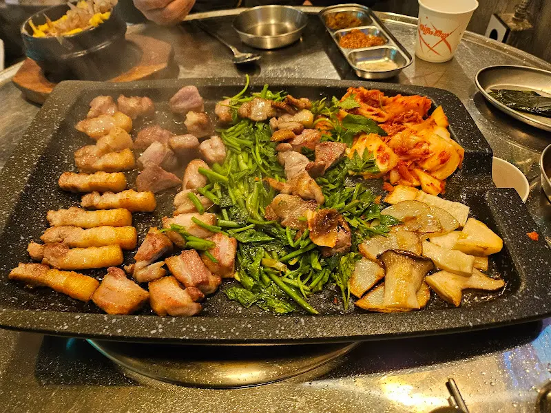 불판 위의 푸짐한 고기 한 상차림