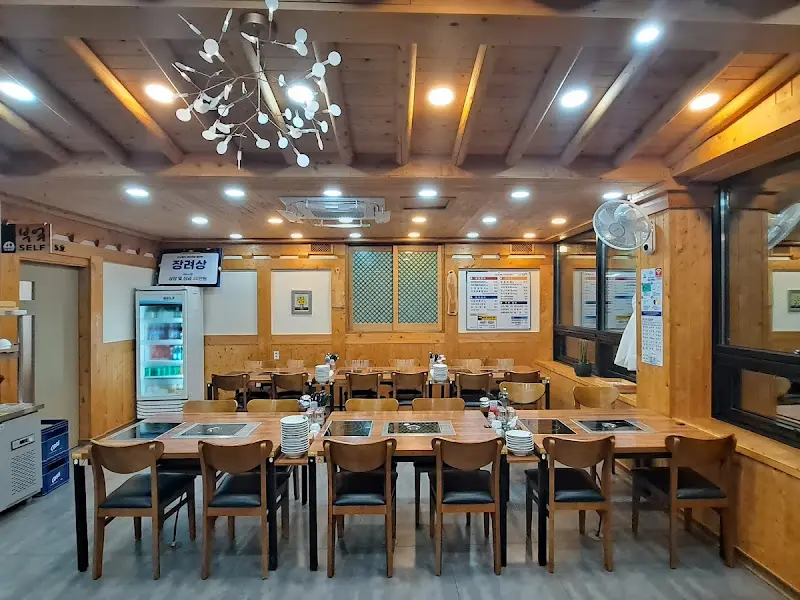 깔끔한 식당 내부