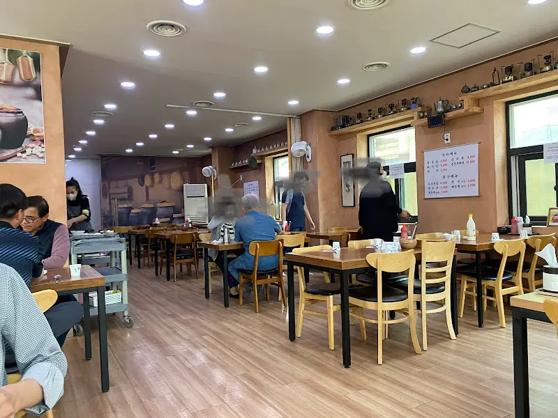 넓고 깔끔한 식당 내부