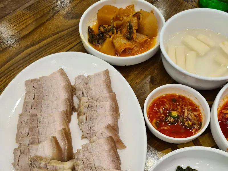 윤기가 흐르는 수육의 모습