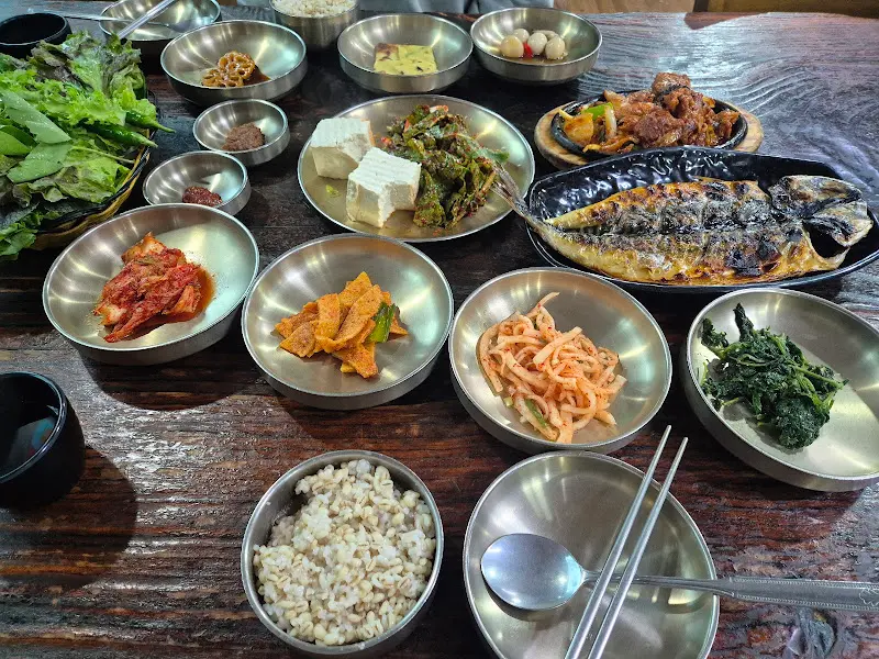 한상 가득 차려진 정식 메뉴