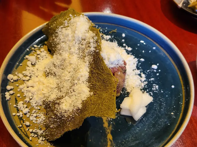 눈 덮인 듯한 육회의 모습