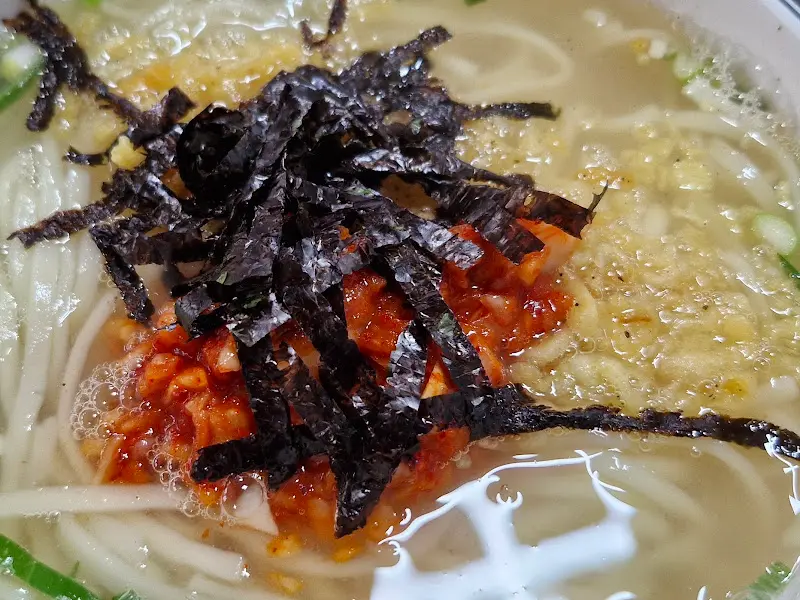 다진 양념과 김가루가 올려진 칼국수