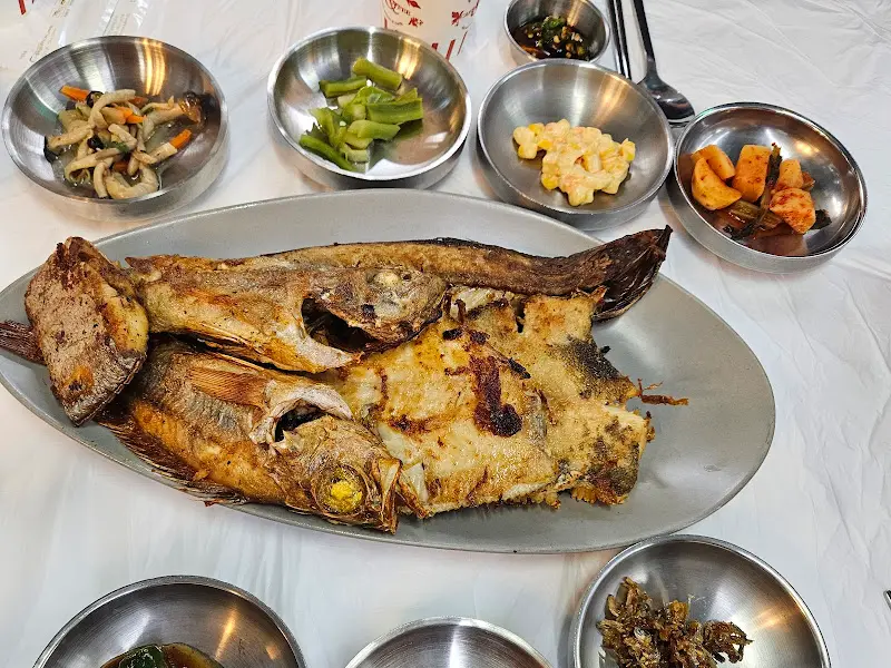 다양한 밑반찬과 함께 즐기는 생선구이