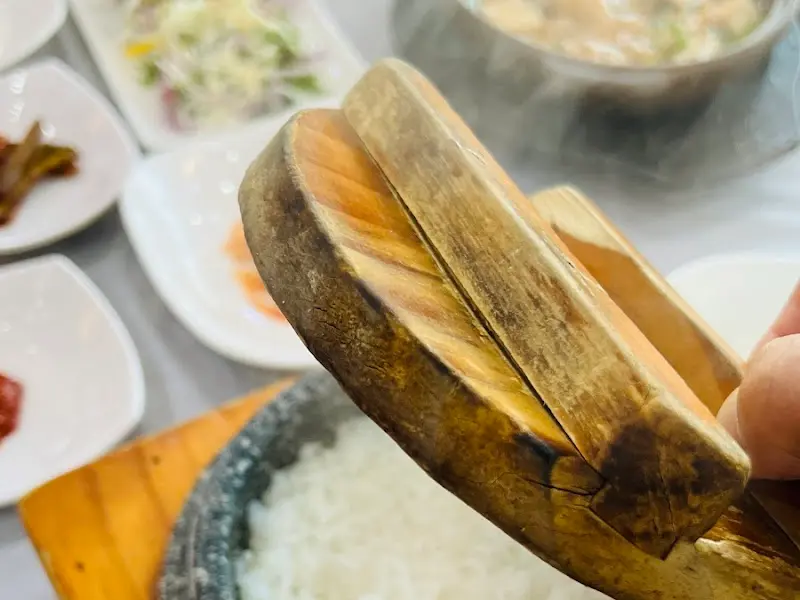 돌솥 뚜껑을 열기 전 설레는 순간