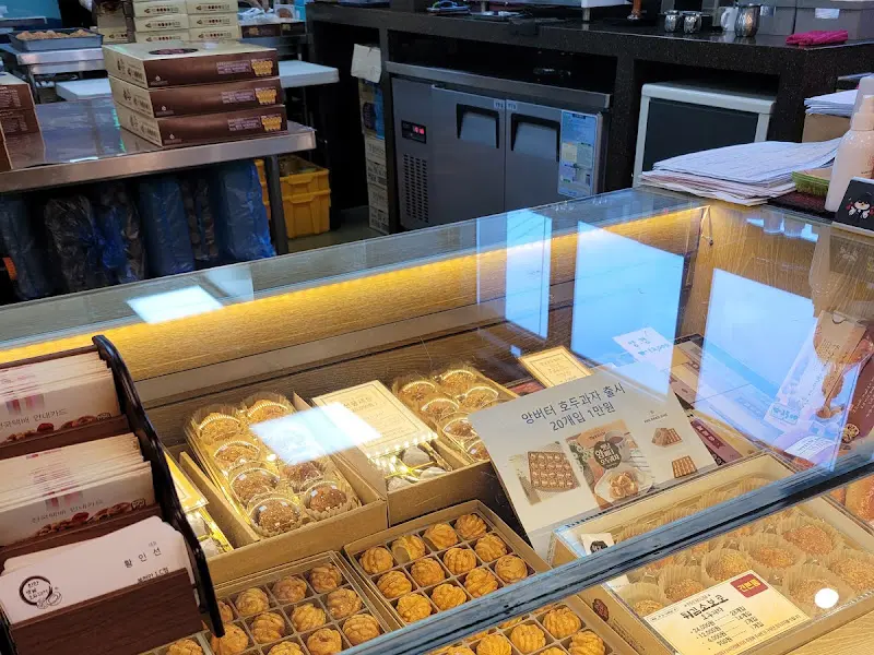 다양한 종류의 호두과자를 판매하는 진열대