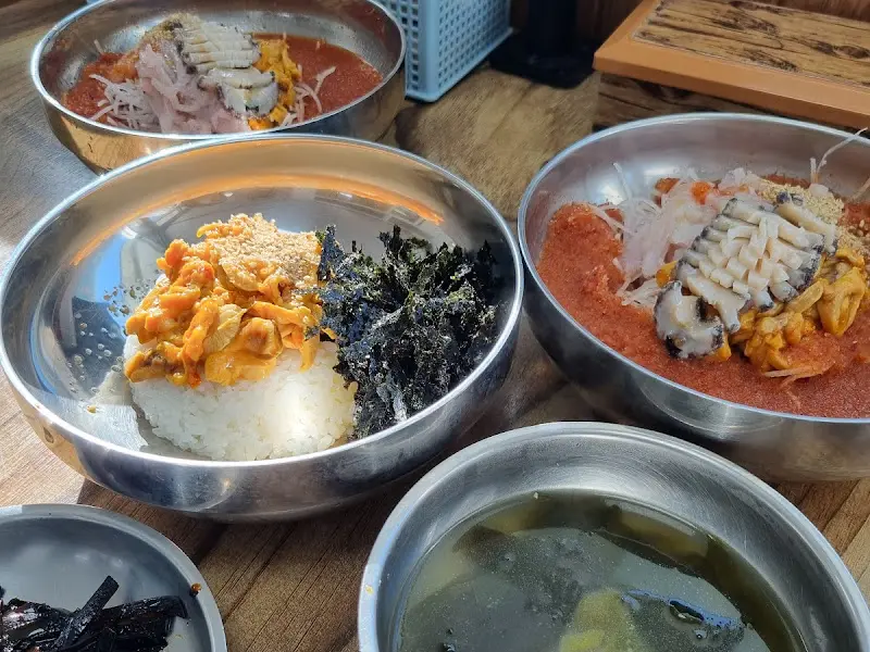 한 상 가득 차려진 음식