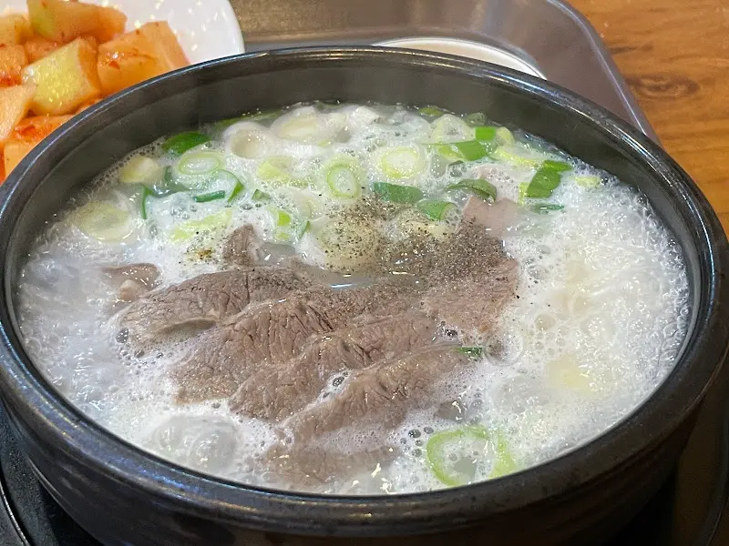 뽀얀 국물에 파가 송송 썰어져 있는 설렁탕