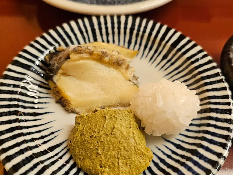 전복 내장 소스를 곁들인 전복 요리