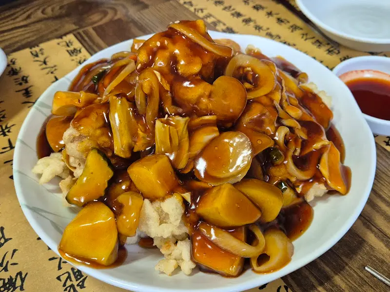 탕수육 위에 뿌려진 달콤한 소스