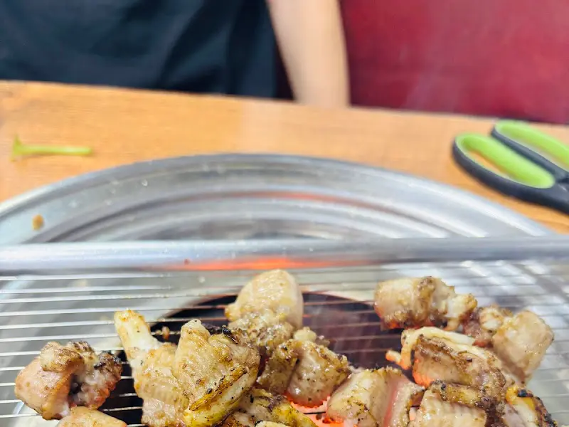 잘 구워진 꼼장어를 쌈 채소와 함께