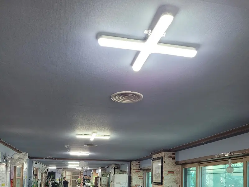 식당 내부 천장의 모습