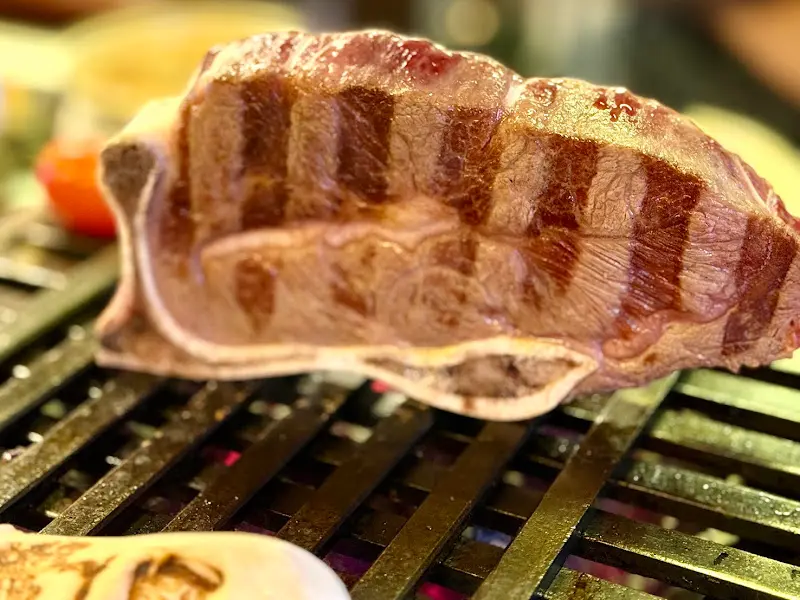 숯불 위에서 맛있게 익어가는 짝갈비