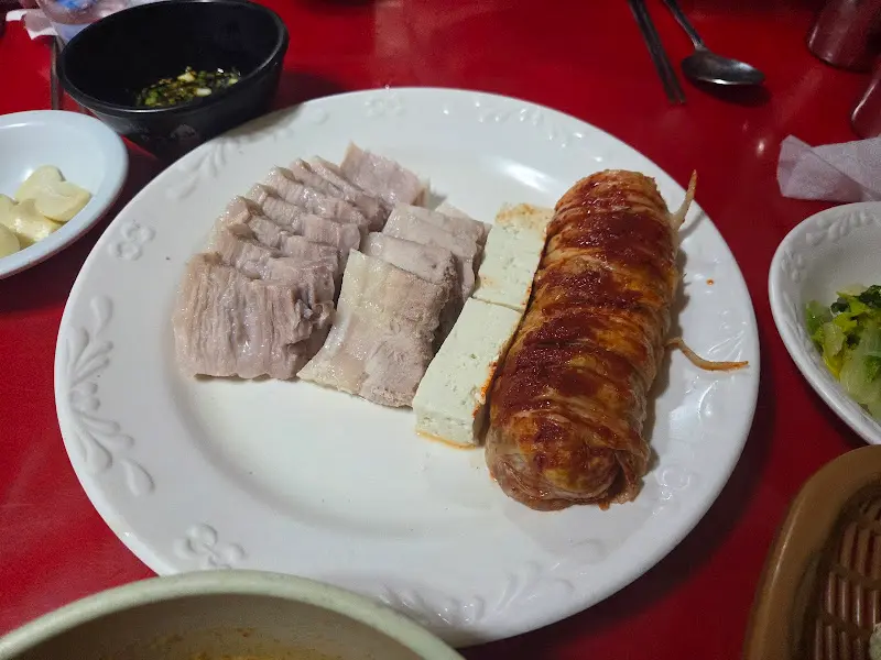 보쌈, 두부, 김치가 한 접시에 담겨 나온 모습