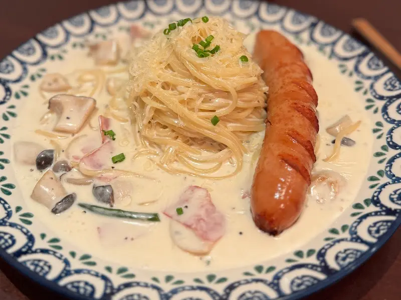 크림 파스타와 소세지