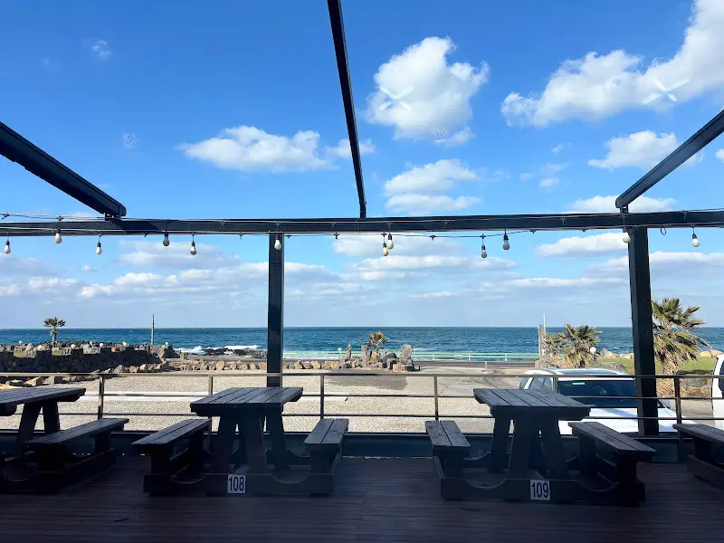 곰막식당 야외 테이블