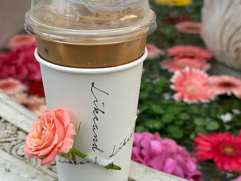 장미꽃과 함께 제공되는 아메리카노