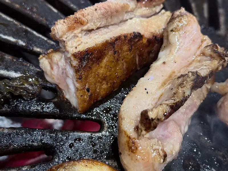 숯불 위에서 익어가는 돼지갈비