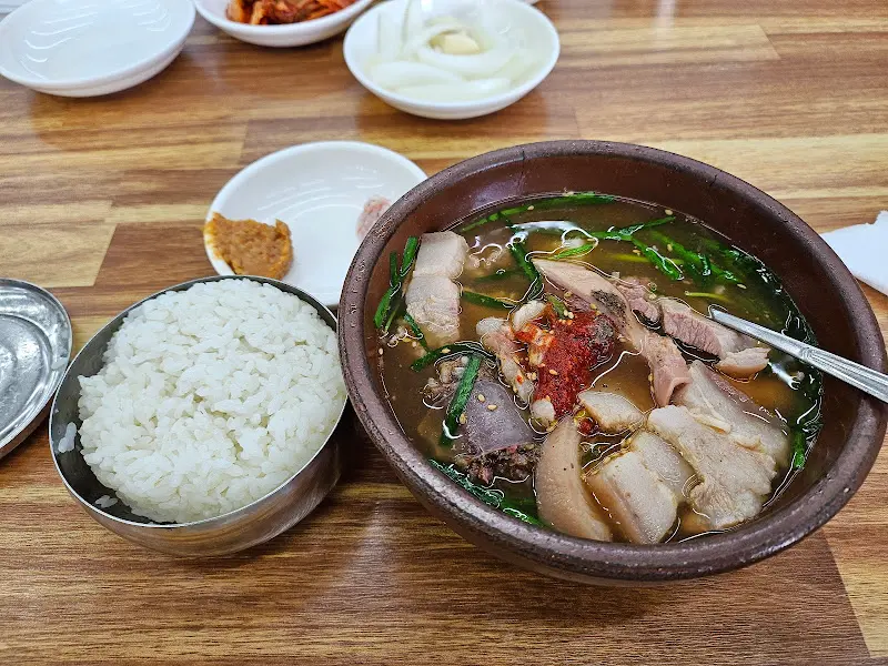 다진 양념을 푼 돼지국밥
