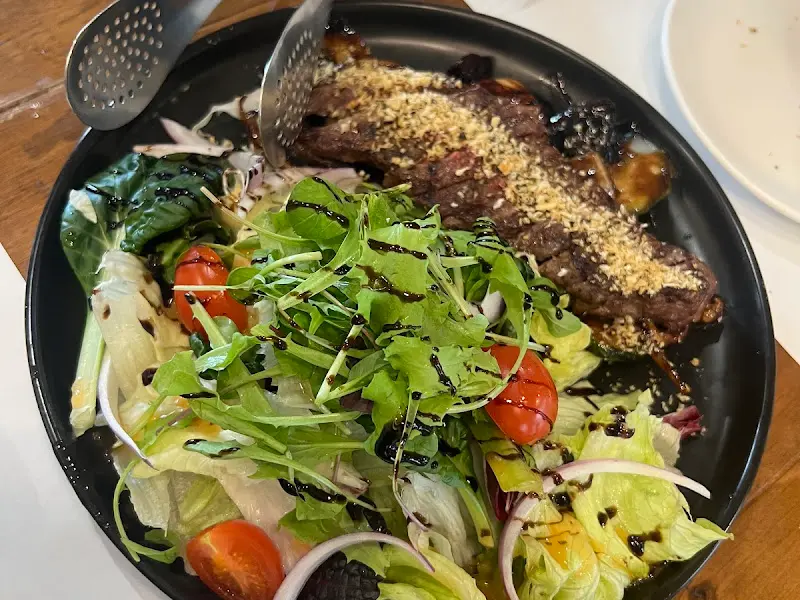 스테이크와 샐러드