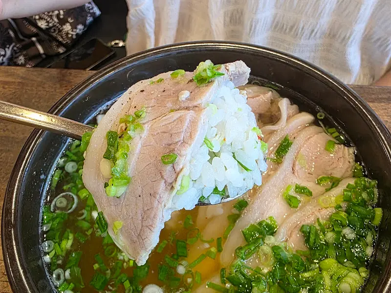 수저 위에 올려진 돼지곰탕과 밥