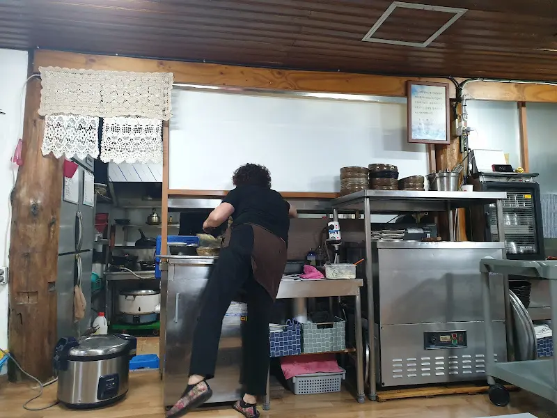 분주한 주방의 모습