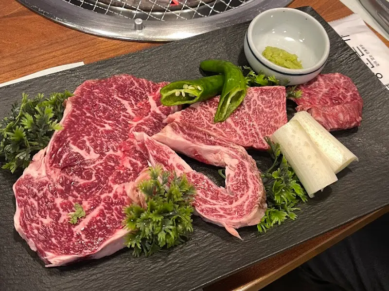 잘 손질된 마블링이 돋보이는 소고기