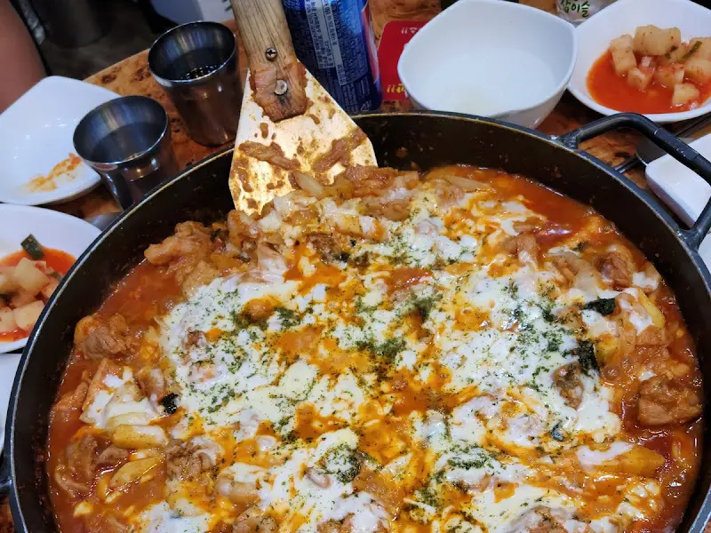 치즈가 듬뿍 올려진 닭갈비