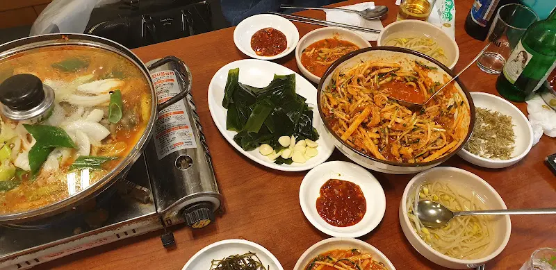 다양한 메뉴와 곁들임 찬들이 풍성하게 차려진 모습