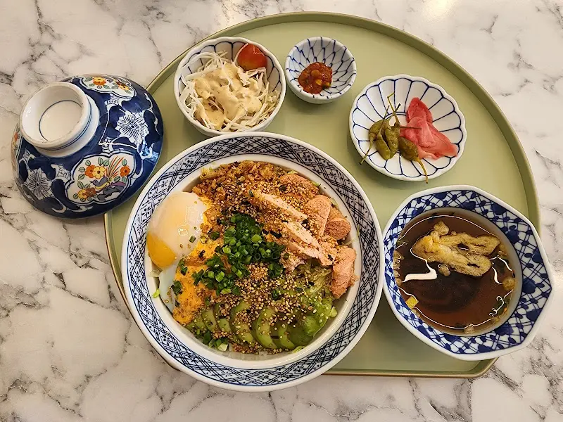 명란 아보카도 덮밥 전체샷