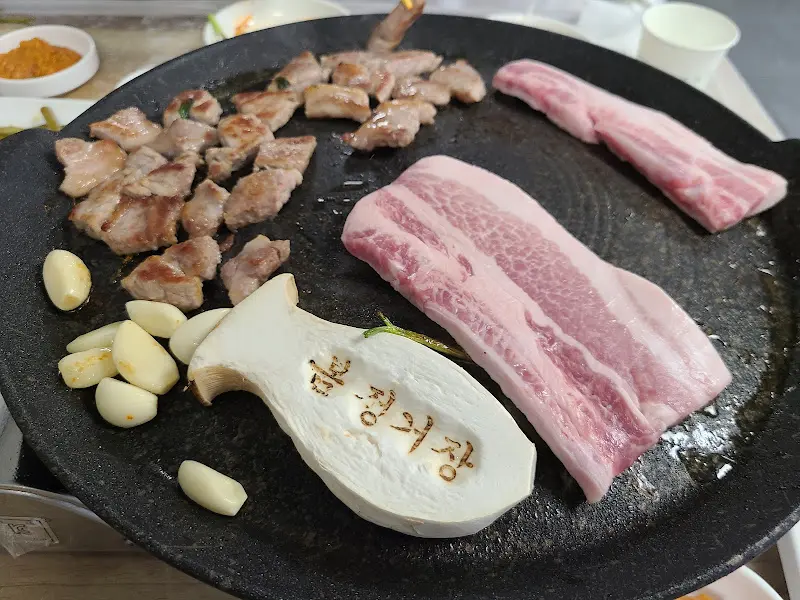 잘 구워진 삼겹살