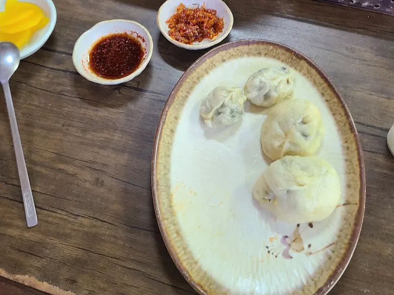 왕만두와 곁들여 먹는 꼬마김밥