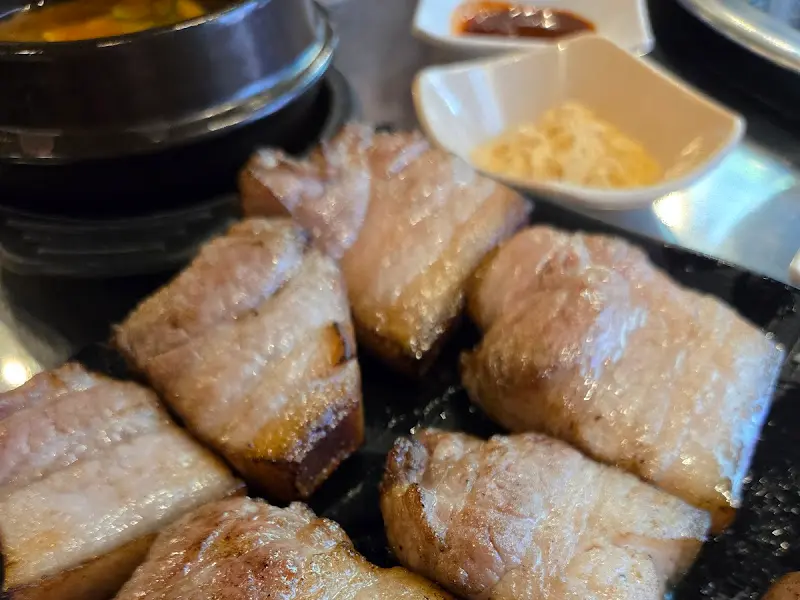 맛깔스러운 밑반찬과 고기