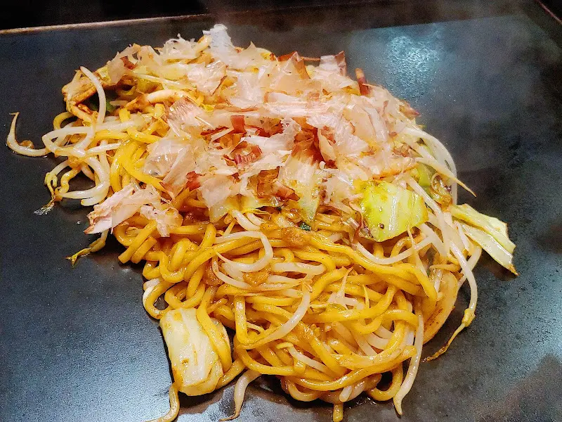 철판 위에 놓인 야끼소바