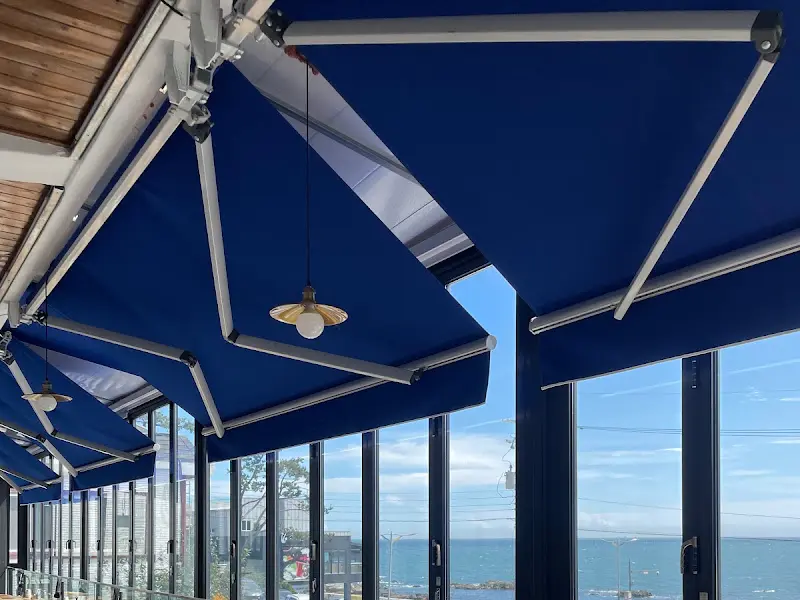 식당 창가에서 보이는 바다 풍경