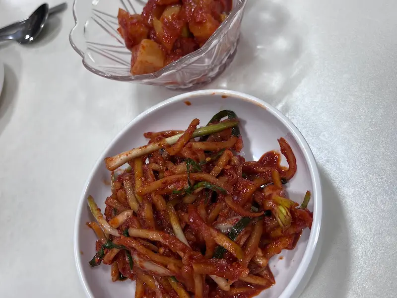 깍두기와 무생채가 담겨있는 접시