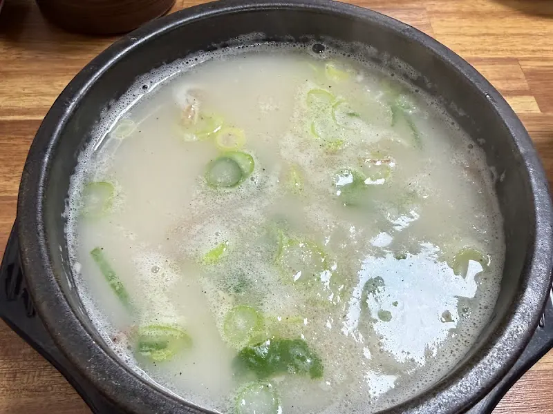 뽀얀 곰탕 국물