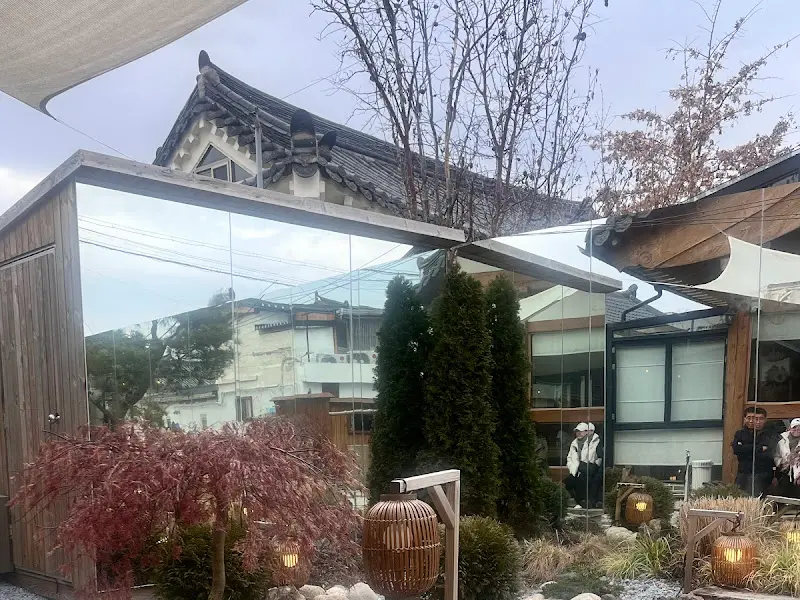 거울에 비친 식당 외부