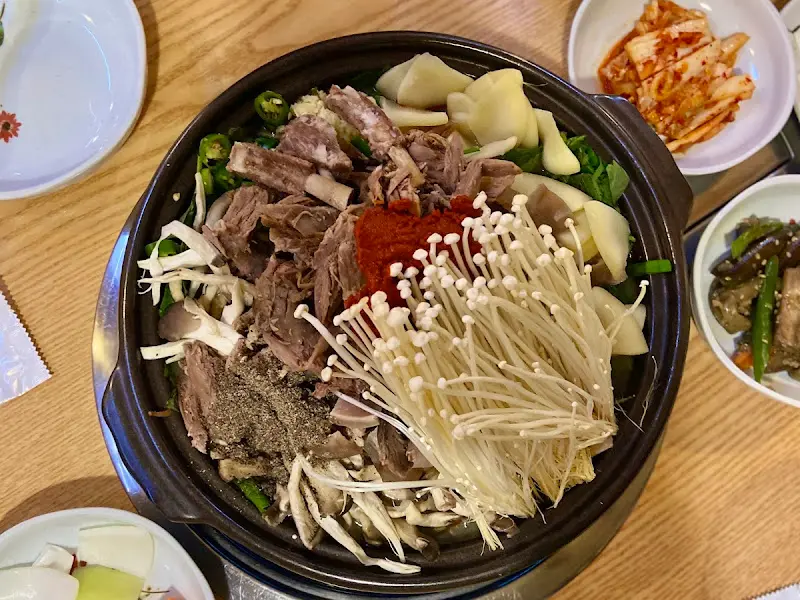 흑염소 전골 전체 샷