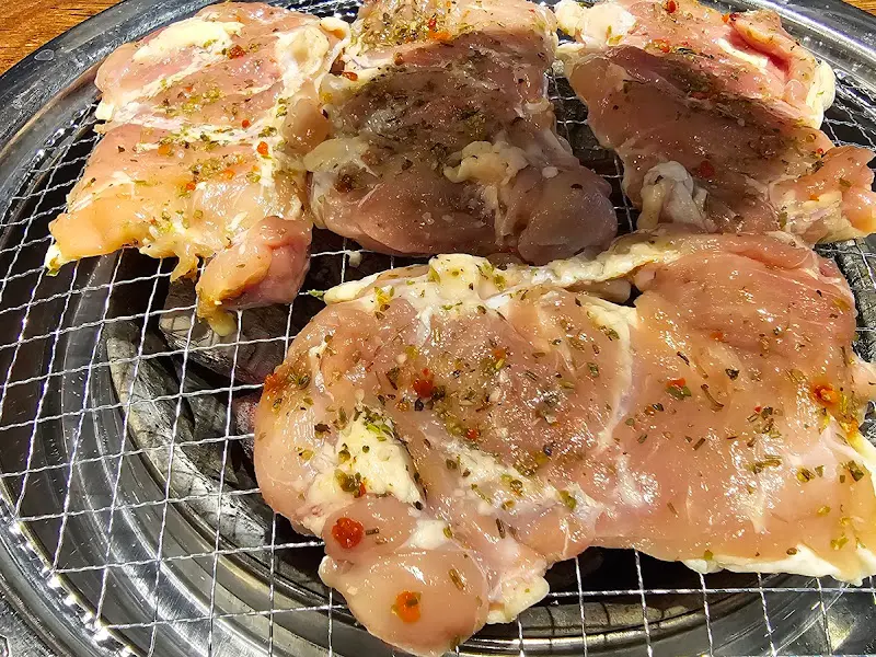 숯불에 구워지기 전 닭갈비