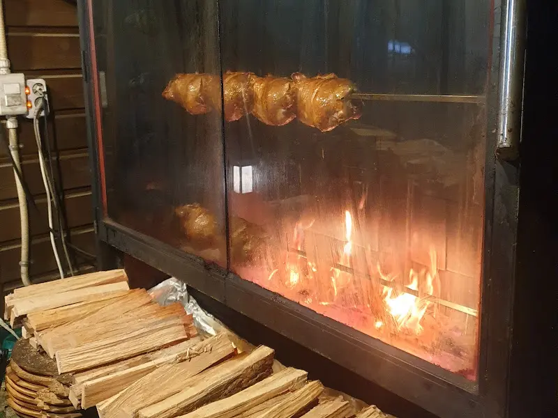 장작불에 구워지는 닭