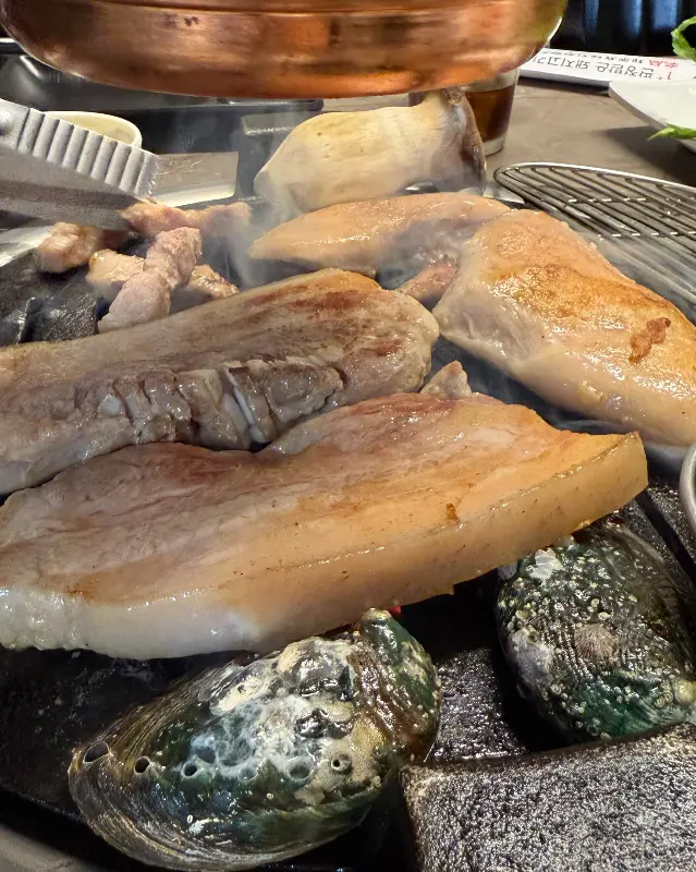 전복과 함께 구워지는 오겹살