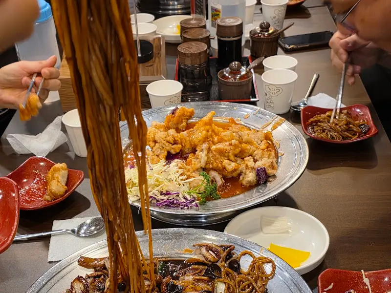 식사하는 사람들