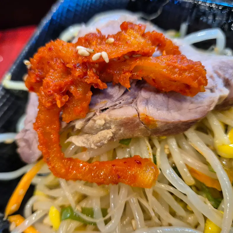 보쌈과 곁들여 먹는 매콤한 무언가