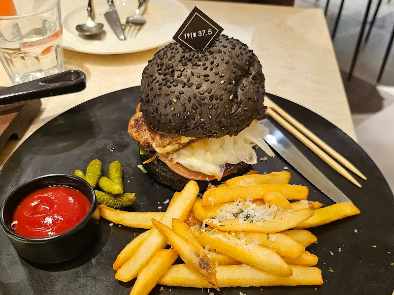 고메 블랙 치즈 버거 근접 샷